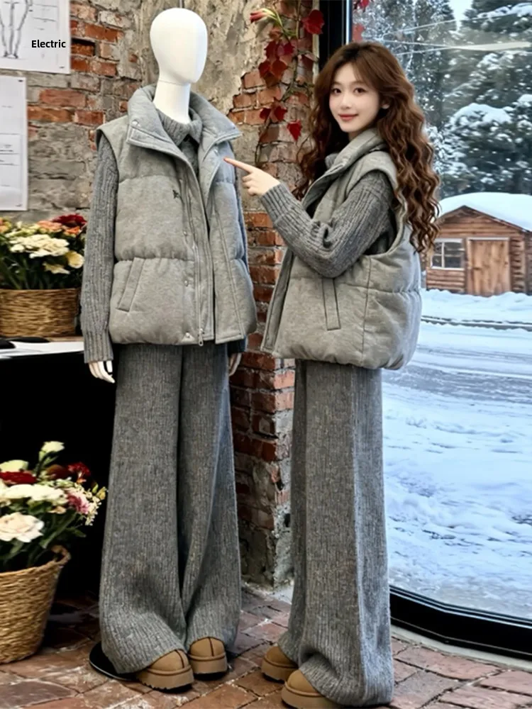 

Зимний повседневный женский комплект-тройка больших размеров: хлопковый жилет, вязаный свитер, свободные длинные брюки – простой и непринужденный стиль