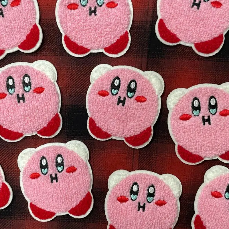 

2024 Kawaii Милая брошь из ткани Kirbys аксессуары для одежды сумка Украшение мультфильм аниме брошь креативный модный подарок для девочки