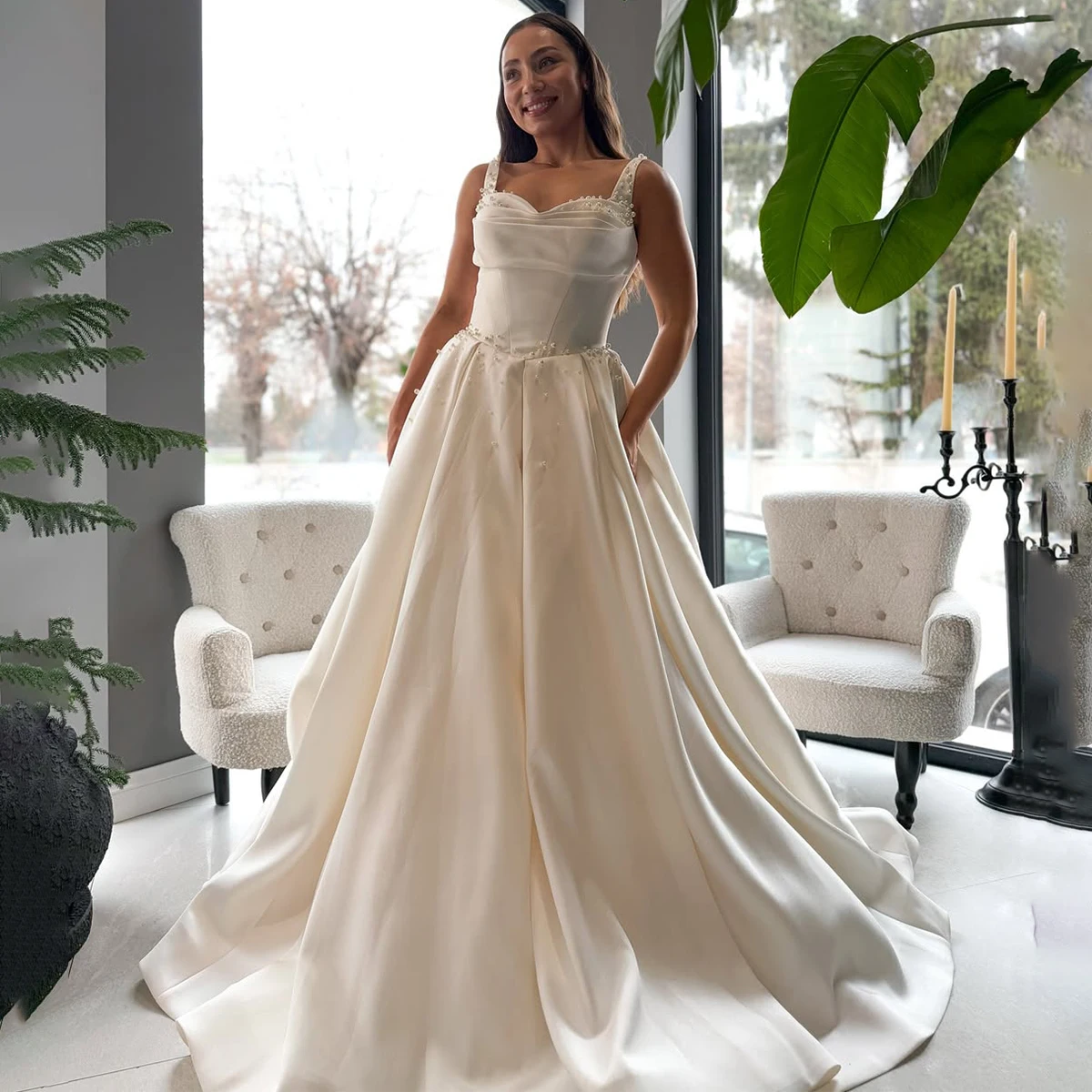 ชุดแต่งงานทรงบอลกาวน์ผ้าซาตินประดับมุกแบบโรแมนติก พร้อมชายกระโปรงยาว ทรงเอไลน์ เปิดหลัง สำหรับเจ้าสาวและงานเลี้ยง  ชุดราตรีสำหรับผู้หญิง  ชุดเจ้าสาวแบบยาว