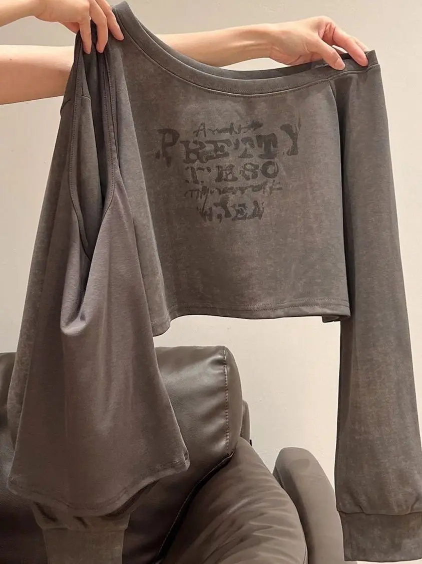 

Женский осенний комплект из двух предметов: свитшот с открытыми плечами и длинными рукавами, повседневный топ с асимметричным воротником и буквенным принтом