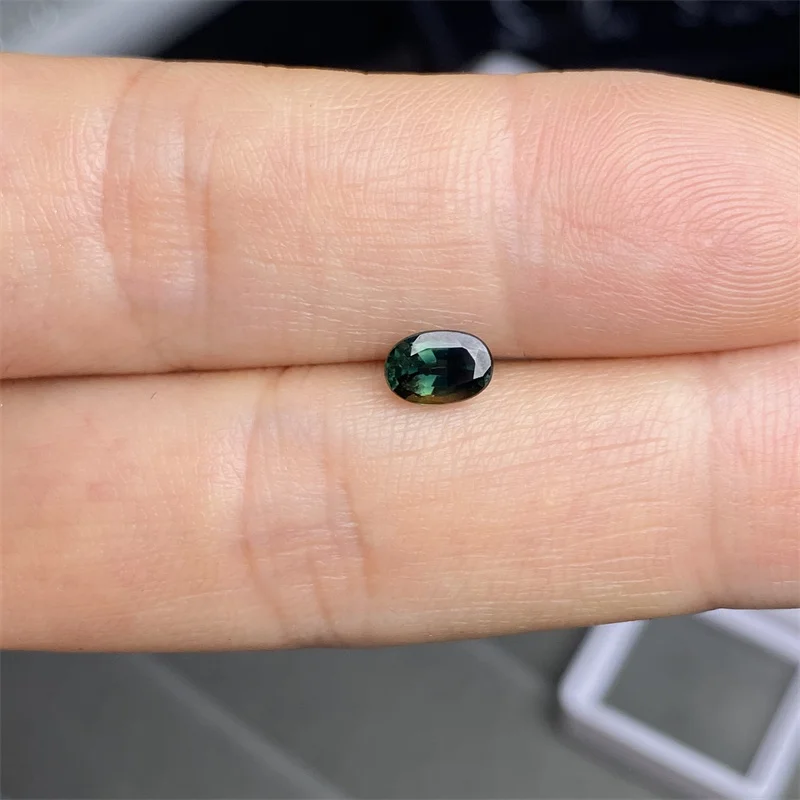 1 zaffiro naturale ovale da 4,3 * 6,2 mm, pesatura 0,8 carati, può essere utilizzato come anello o pendente