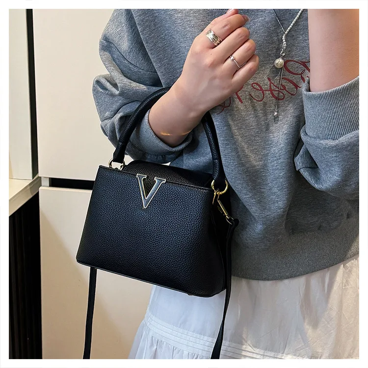 

2025 Summer New Luxury Fashion Leather Women Handbags Small Shoulder Crossbody Bag Portable V Letter Shell Messenger Bags