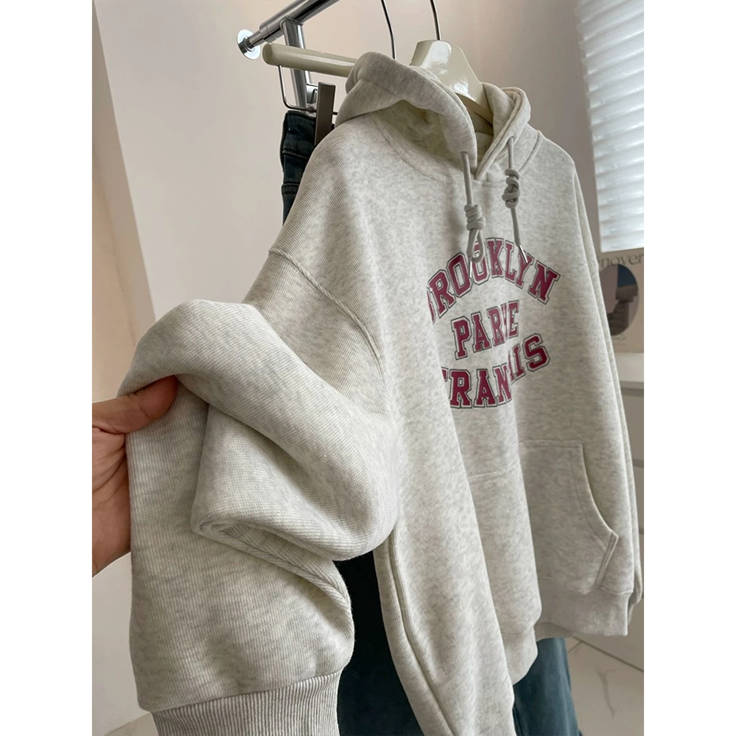 Bluza plus size z nadrukiem liter, luźny krój, wyszczuplająca, jesienno-zimowa, amerykańska marka modowa, damska bluza, casualowy top.