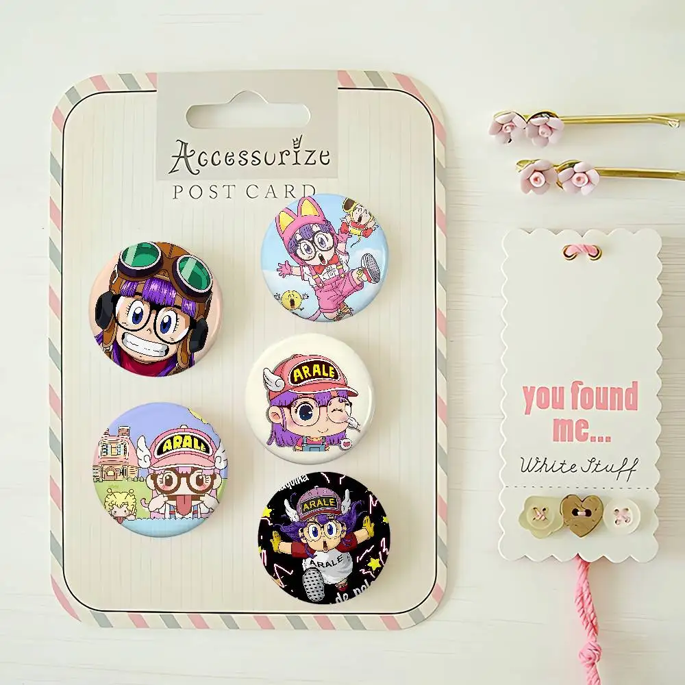 Arale Dr Slump Für Kleidung Anime Emaille Pin Nette Dinge Cartoon Cosplay Abzeichen Auf Rucksack Brosche Kunst Geschenke