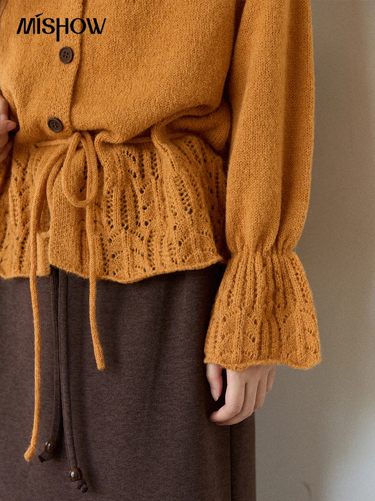 เสื้อคาร์ดิแกนสีส้ม MISHOW สำหรับผู้หญิง คอลเลคชั่นฤดูหนาว 2025 ลายถักโครเชต์แบบเรโทร ทรงหลวม อุ่นสบาย แขนบาน รุ่น MXE87Z2685