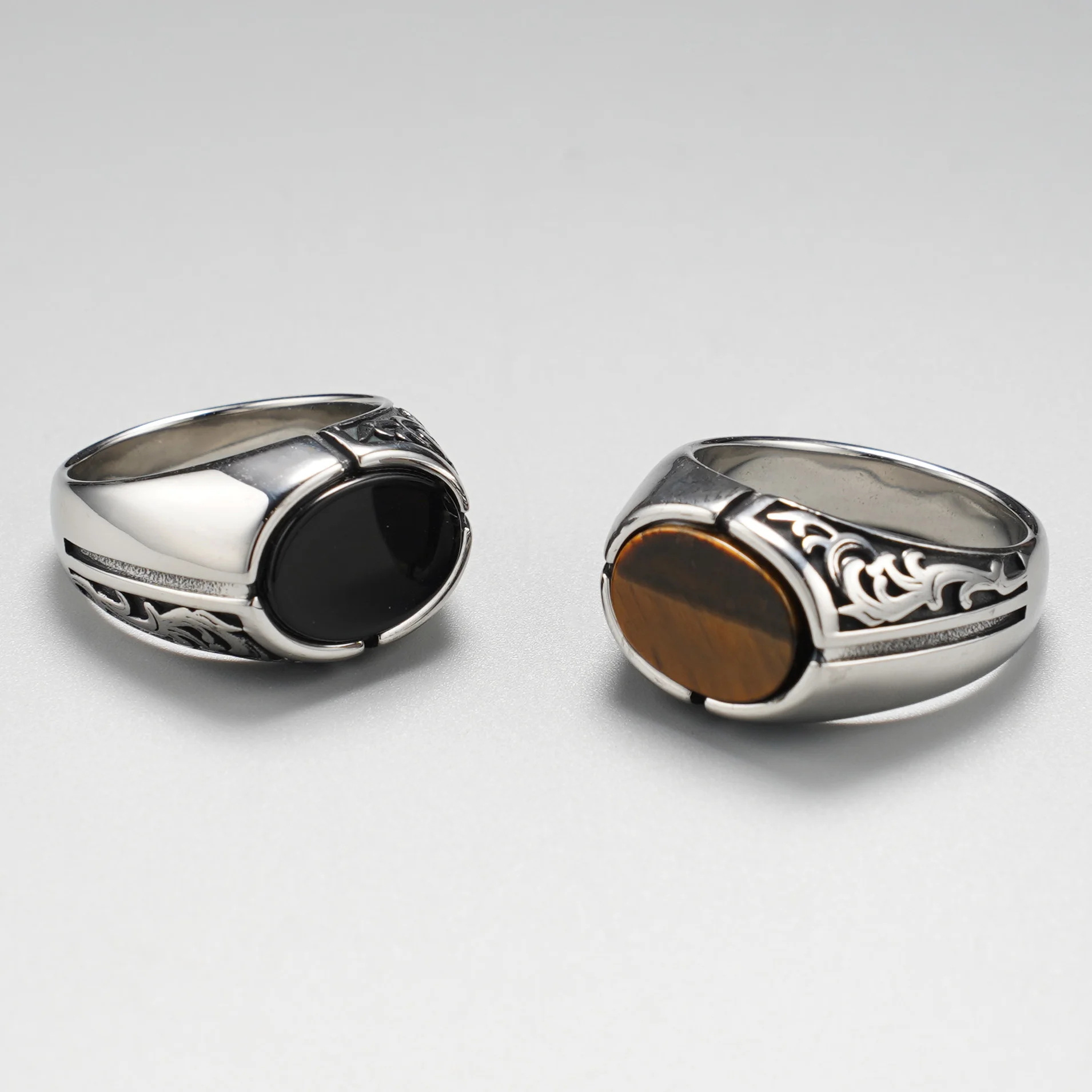 Herren-Siegelring im Vintage-Stil mit schwarzem Onyx, 316L Edelstahl, Retro-Schriftzug mit Blumenmuster, gotischer Biker-Statement-Schmuck – Detail 2