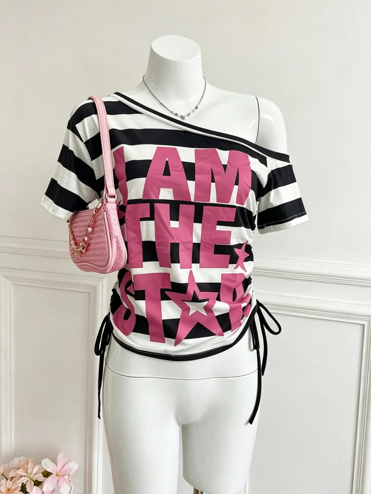 Camiseta Asimétrica con Rayas Blancas y Negras, Texto Magenta y Estampado de Estrellas, Doble Fruncido y Cordón Ajustable, Estilo Ajustado para Chicas Modernas