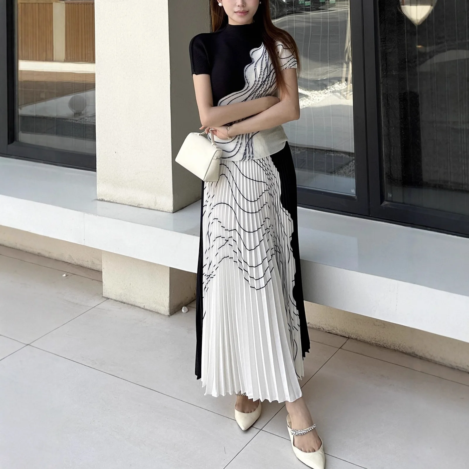 

Модный и элегантный женский костюм, состоящий из полосатой облегающей футболки с коротким рукавом и юбки.