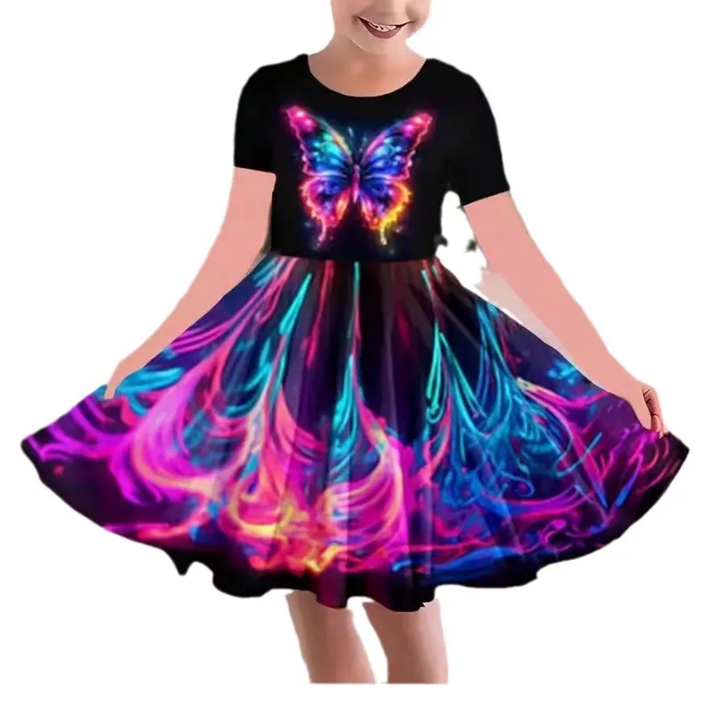 Le ragazze vestono l'abito estivo da principessa casual carino con stampa di cartoni animati colorati a maniche corte