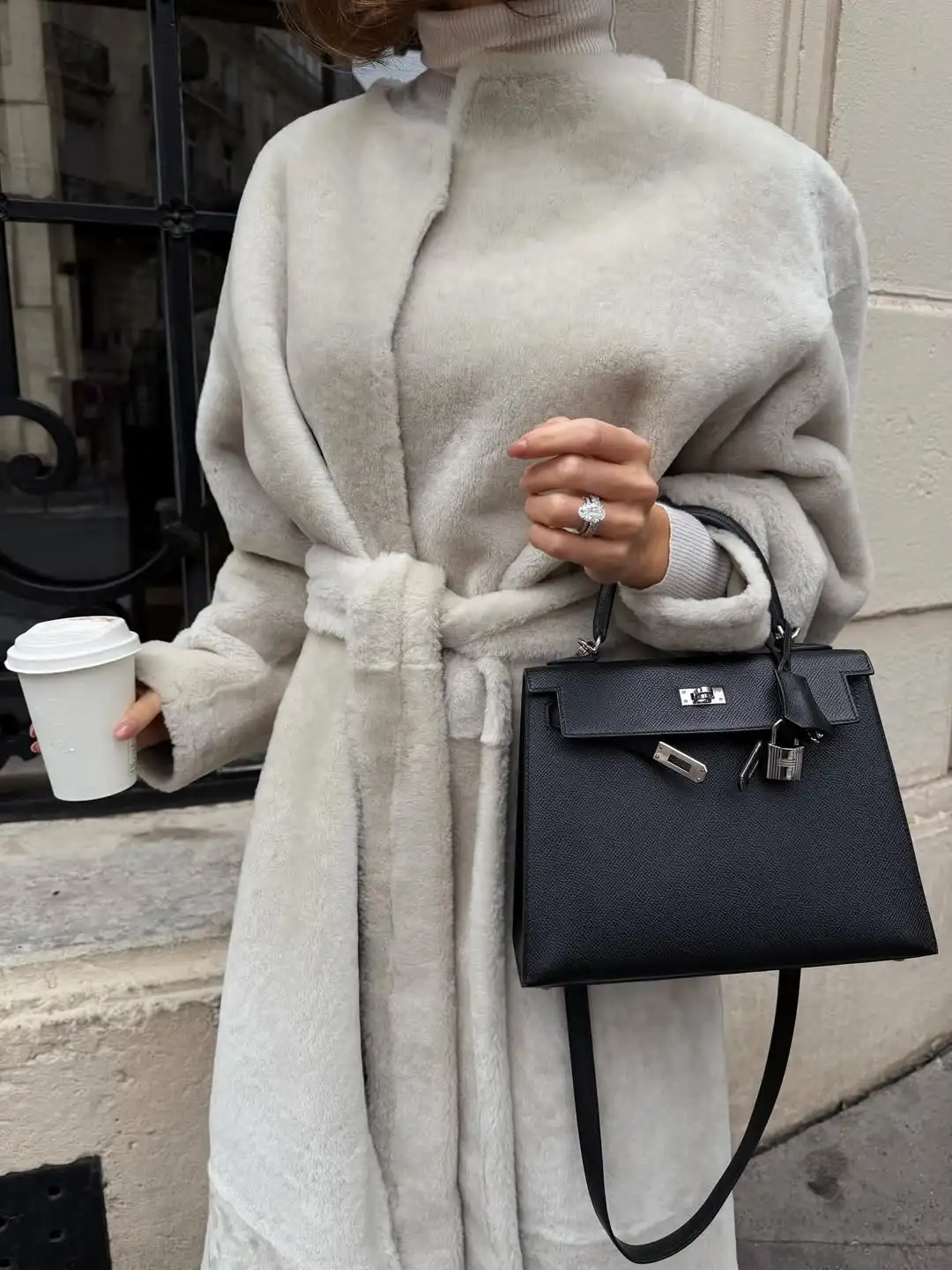 سترة أنيقة أنيقة بأربطة من الفرو الصناعي للسيدات منفوش ورقبة دائرية وأكمام طويلة معاطف دافئة طويلة للنساء معطف شتوي يومي عالي الشارع #1