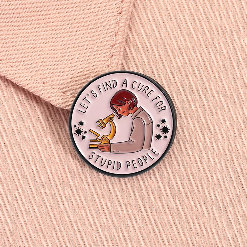Encuéntramo una cura para personas estúpidas, Pin esmaltado con cita divertida, broche de microscopio científico, insignia de solapa, regalo de joyería para amigos