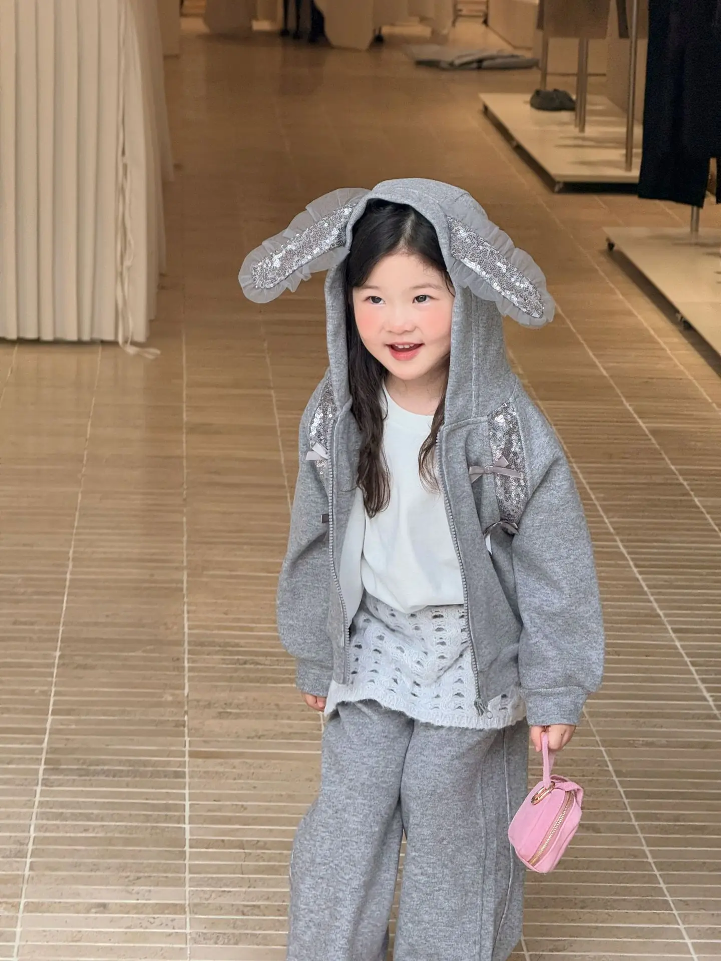 

Комплект для девочек 2025 г., осенняя новая корейская версия, куртка с длинными ушками и капюшоном, повседневные брюки, комплект из двух предметов, милая и милая спортивная мода на каждый день