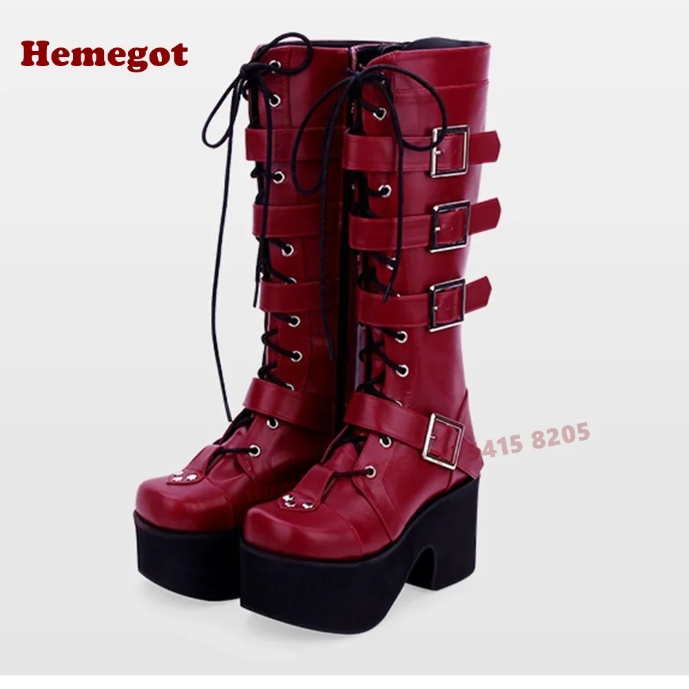 

Длинные сапоги до колена на толстой подошве в стиле пэчворк с пряжками и круглым носком на платформе со шнуровкой, красные зимние ботинки 2025, готические пикантные туфли