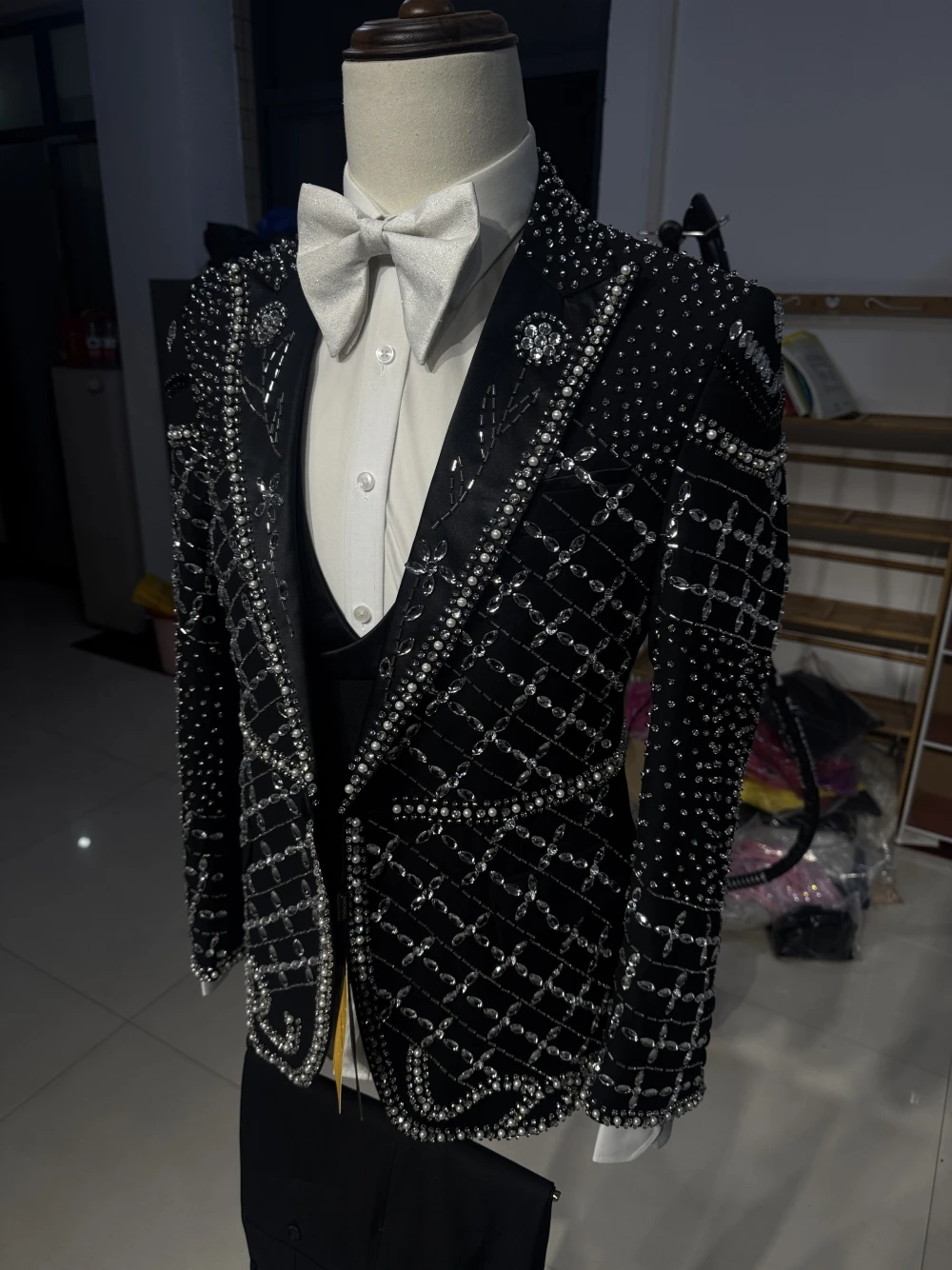 Exquisite Peak Lapel Beaded Men Suit Exclusive Customized High Quality Set Delicate 3-pieces Party Crystals Black Groom Wear