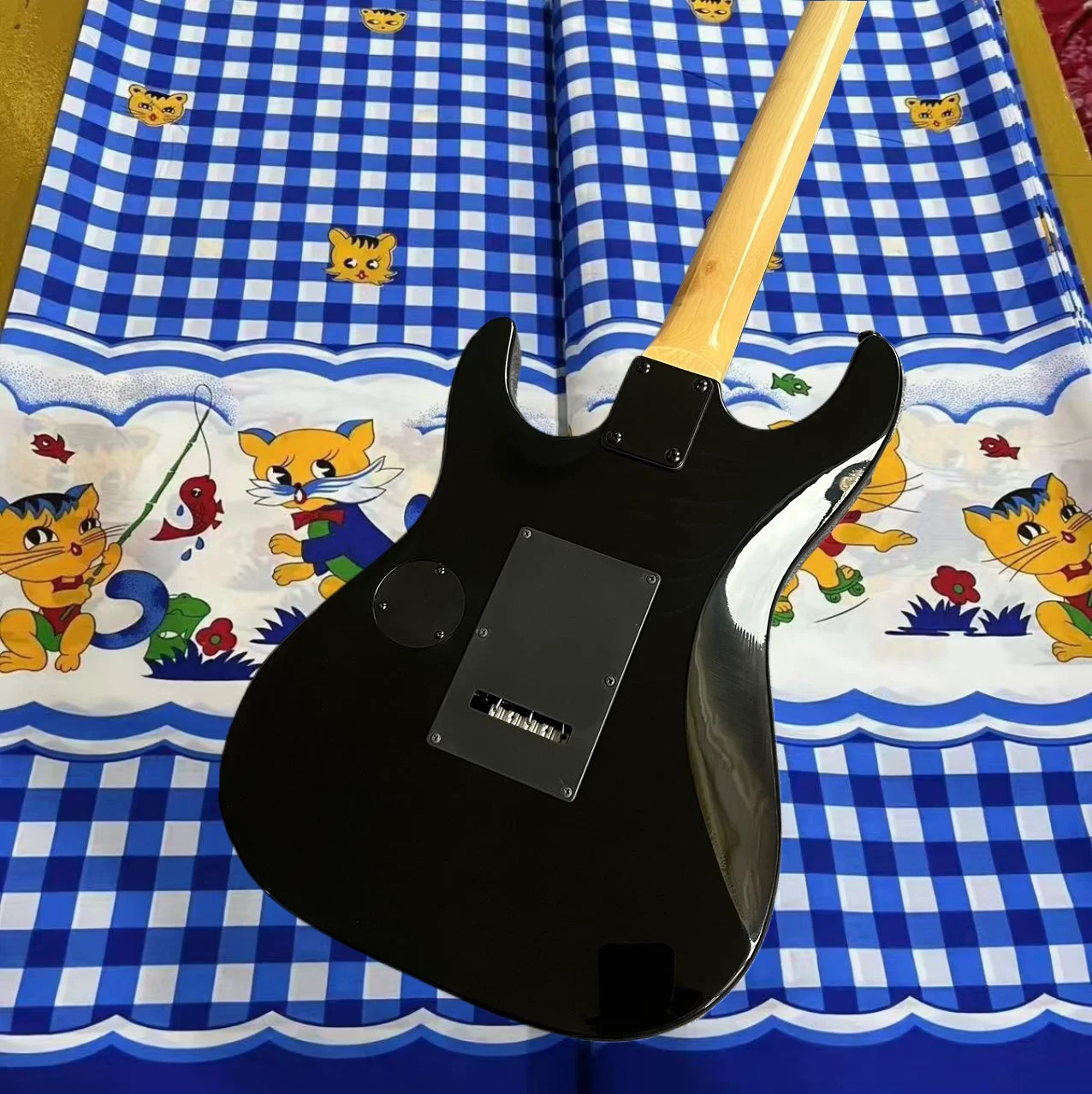 Customized dual head LBN electric guitar bass factory, wholesale price of 7V, high-quality service, free and fast delivery.@1