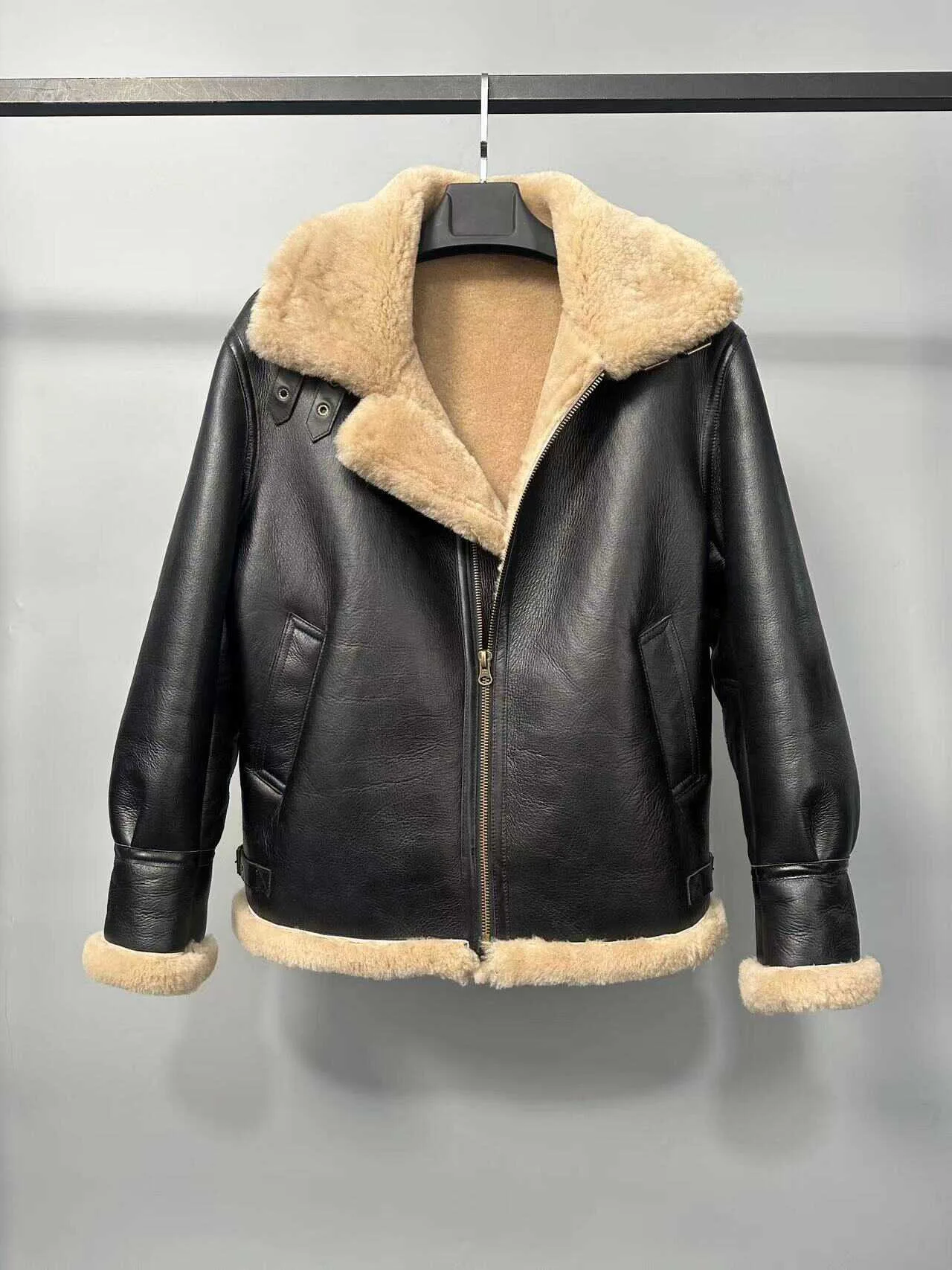 

2024 Winter New Style Factory Men's Ecological Fur One Coats Man Flight Suit Sheep Leather Real Fur Black Motorcycle Jackets