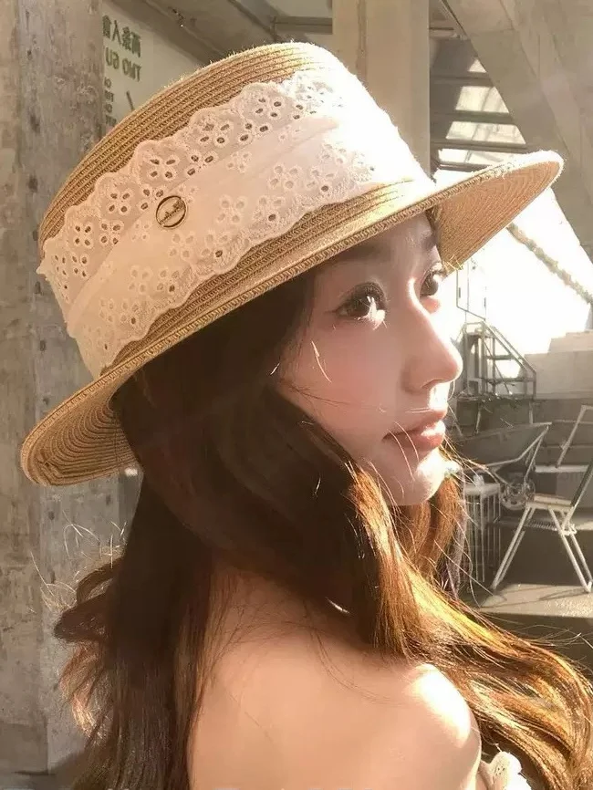 夏の女性用ワイドレーストリムサテンハット、フラットトップビーチバケーション日よけストローハット、おしゃれなおとぎ話スタイル