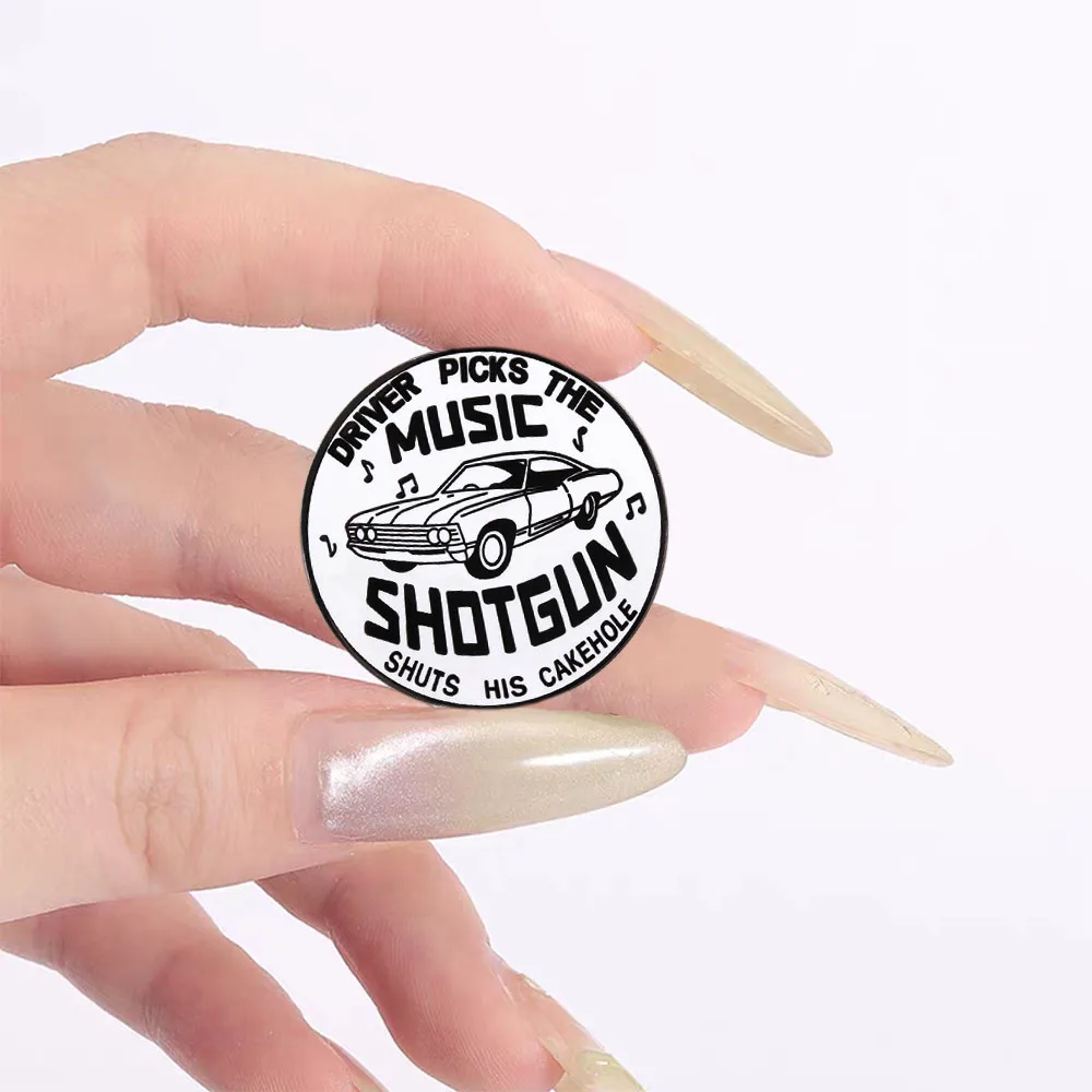 Der Fahrer wählt die Musik, schließt sein Kuchenloch, lustige Brosche, Auto-Thema, Filmzitat, Anstecknadel, Retro-Stil, Sammlerstück, Accessoire – Detail 9