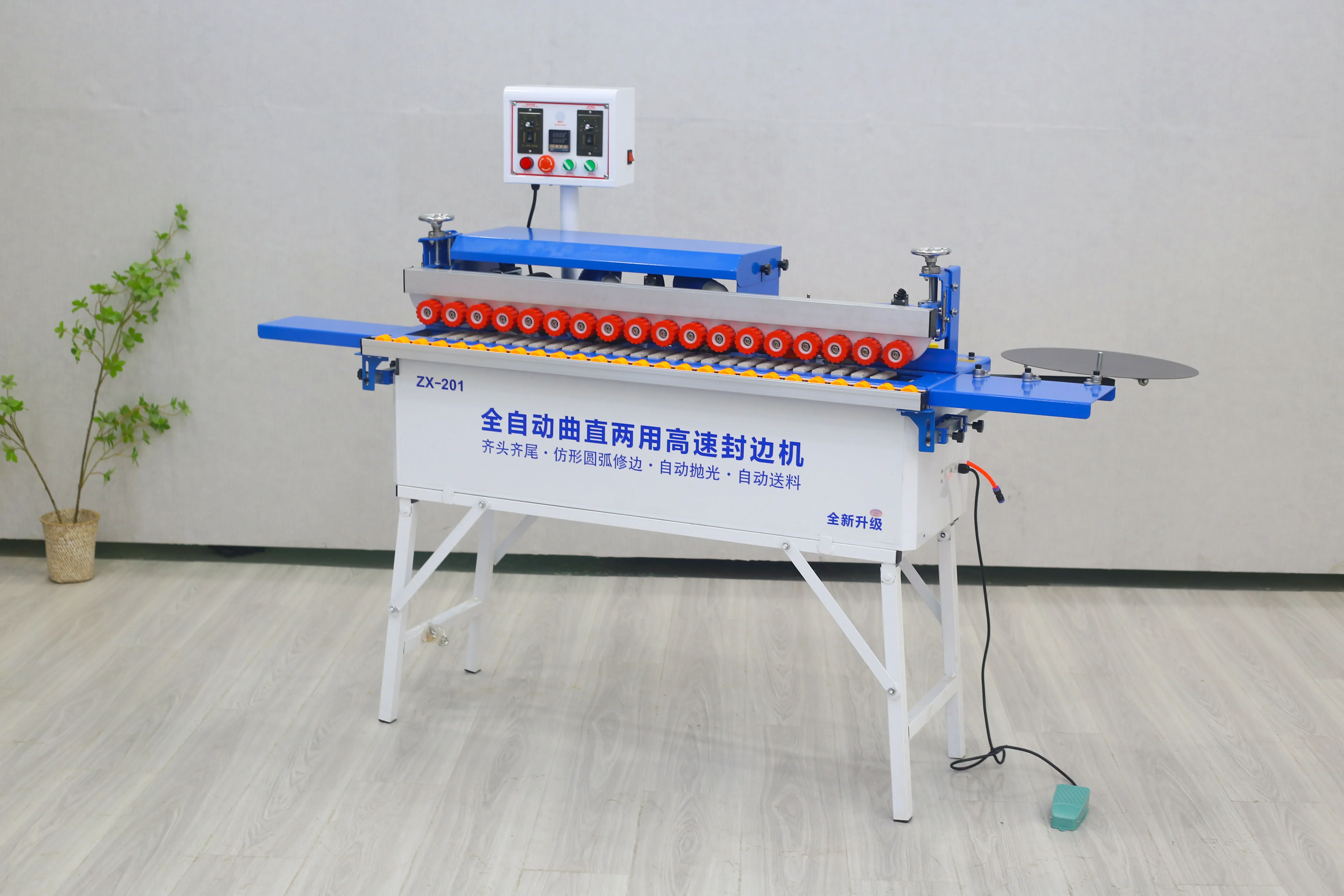 Aplicadora automática de borda para móveis lineares