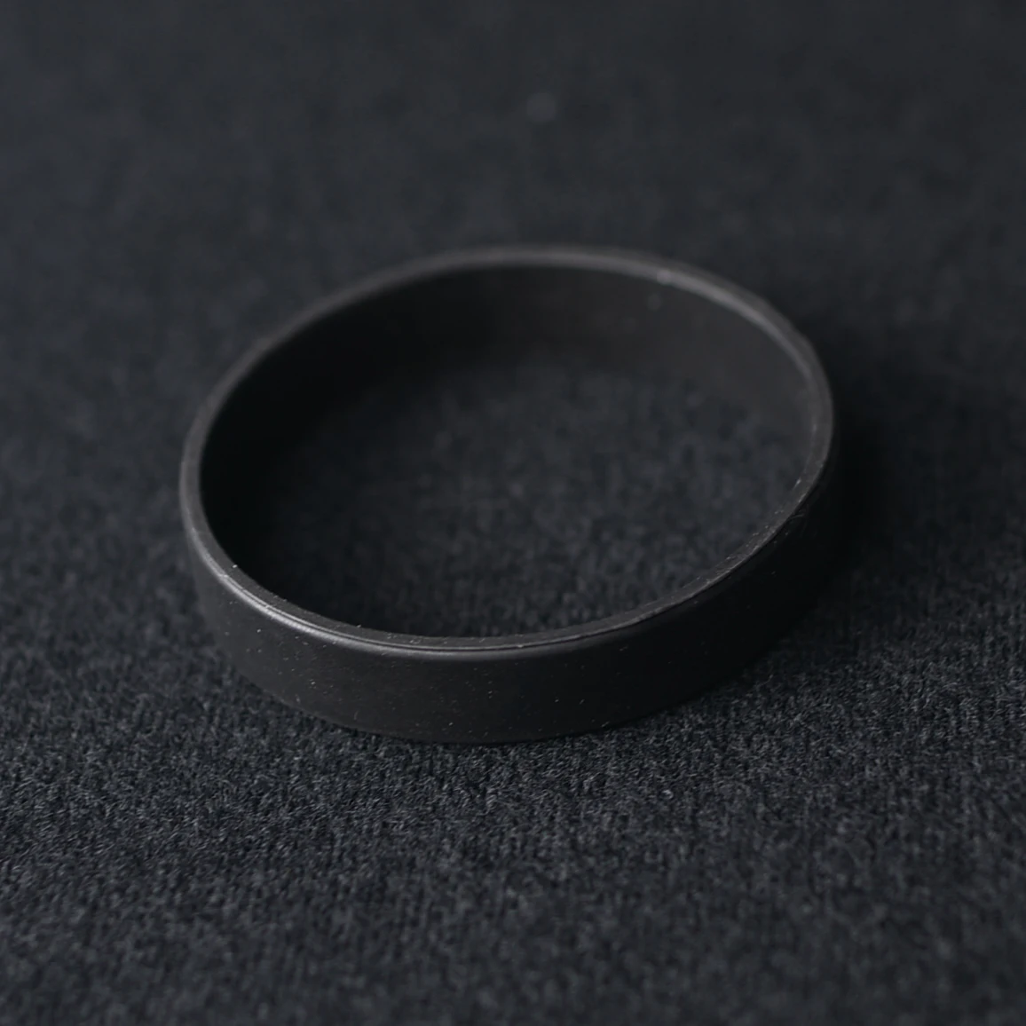 Accesorio táctico con gomas y anillos elásticos de silicona para fijar equipo - imagen 3