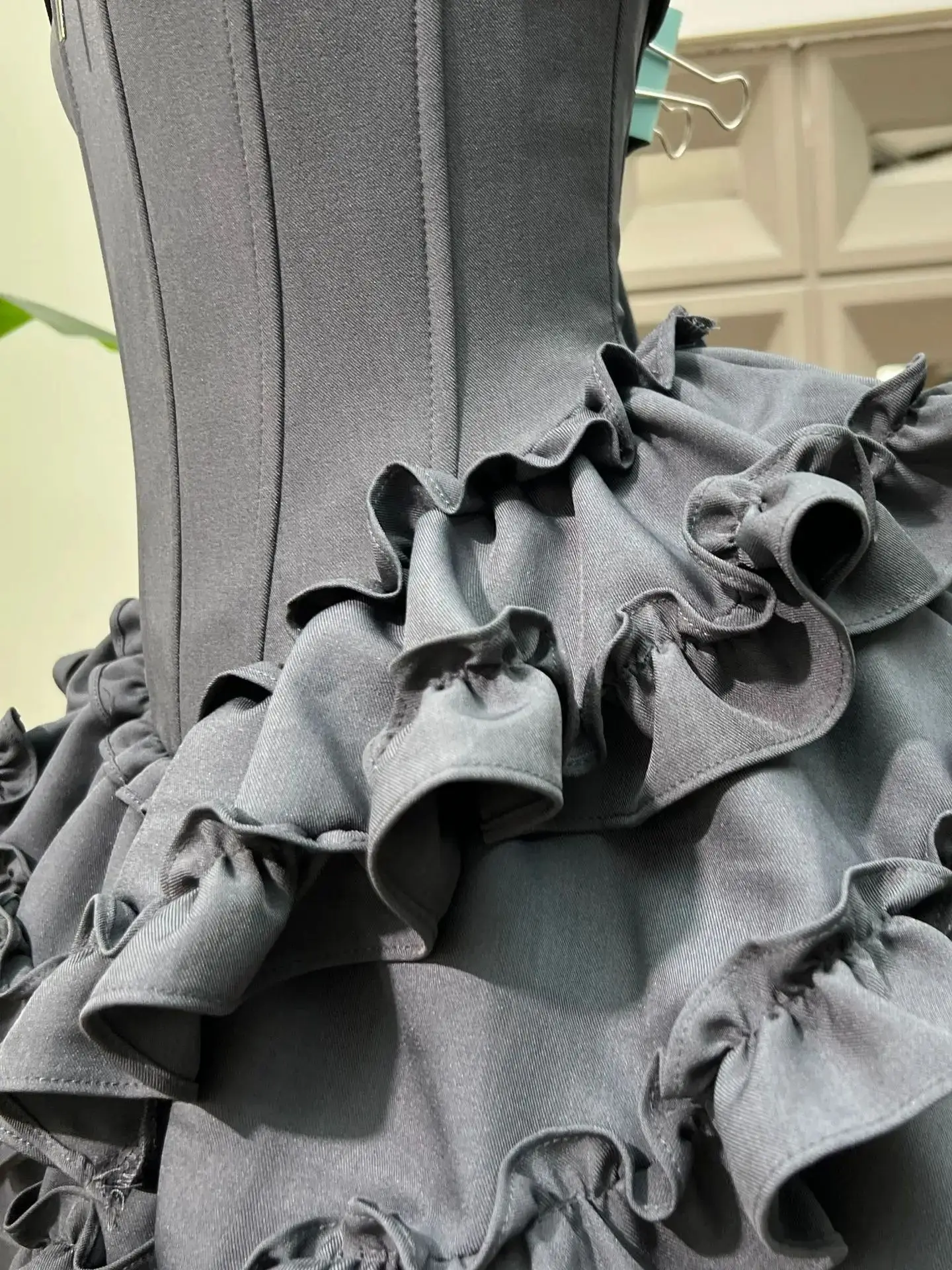 Novo luxo babados design em camadas moda verão bodycon sem alças mini vestidos elegantes femininos formal festa de aniversário clube vestido