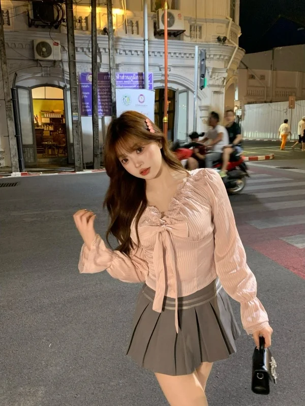 

Весенний комплект из двух предметов: шелковая полосатая юбка и универсальный топ с длинным рукавом для женщин, идеально сидящий по фигуре.