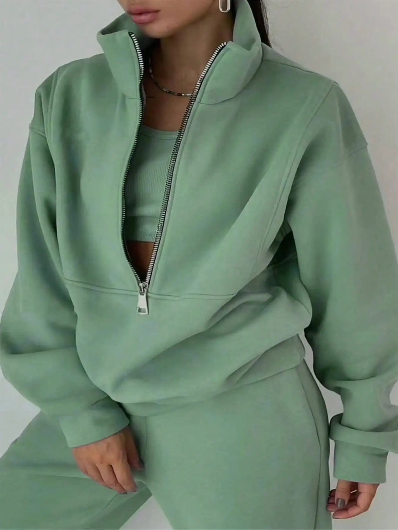 

Комплект из 2 предметов: толстовка на молнии с воротником-стойкой и спортивные брюки, однотонный, цвет шалфейно-зеленый, больших размеров