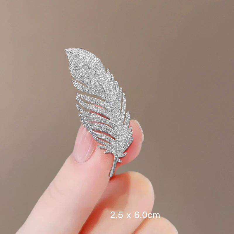 Luxury Gold Color Crystal Feather Brooches For Women Rhinestone Alloy Plant Brooch Lady Party Safety Pins Jewelry Gift