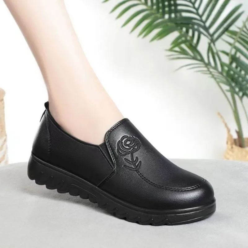 New Spring Soft-soled Loafers Black Leather Shoes Non-slip Casual Shoes Women\'s Comfortable Work Shoes Flat Sneakers 2024