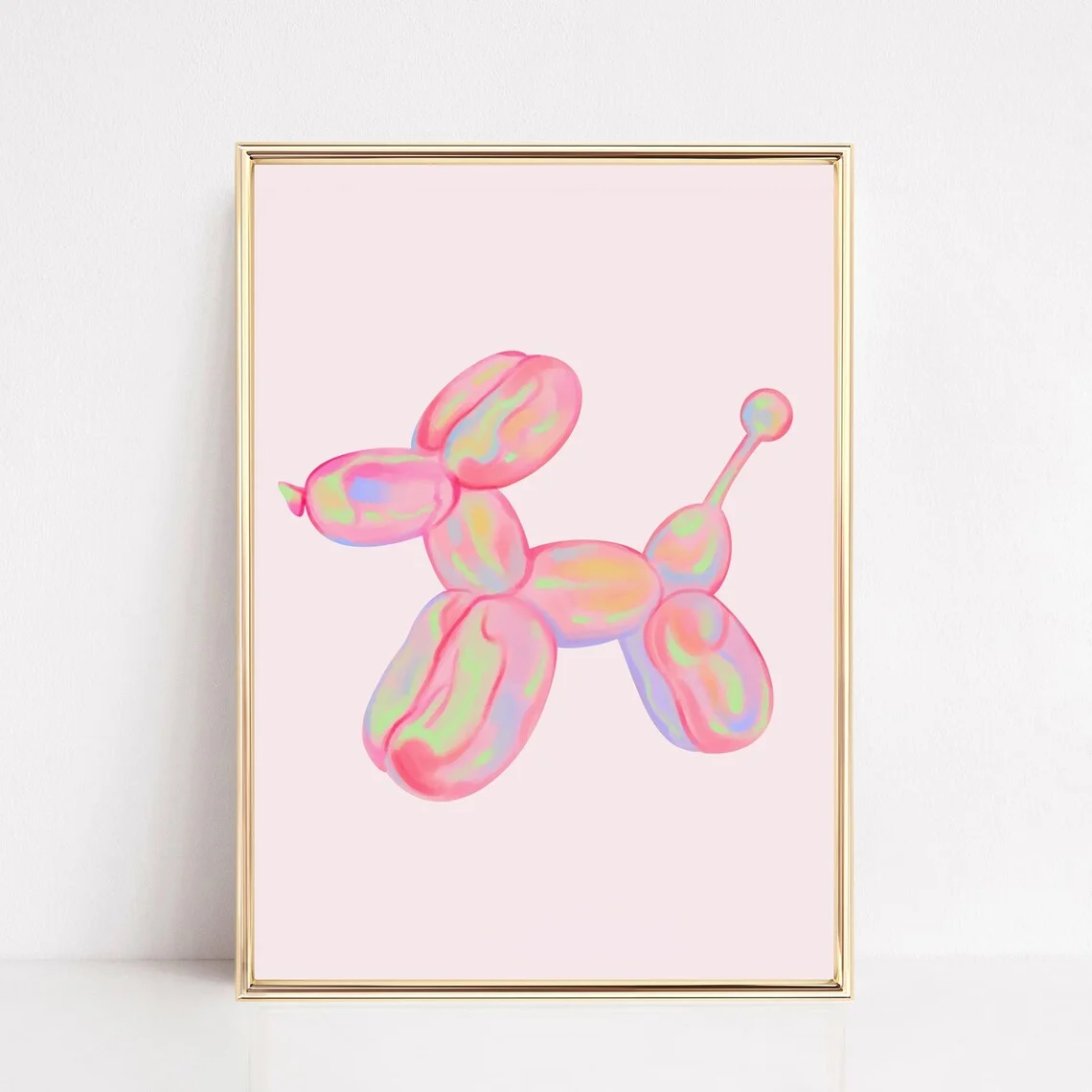Verspielte rosa Ballonhund-Wanddekoration – Verspielte holografische Illustration eines von Jeff Koons inspirierten Ballonhundes, die sich so harmonisch in die Szene einfügt.