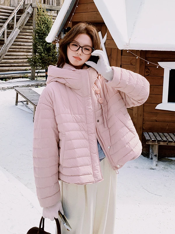 

Розовая женская зимняя куртка с капюшоном, новинка 2025 года, модный дизайн, антивозрастная верхняя одежда, повседневный свободный крой, белый пуховик