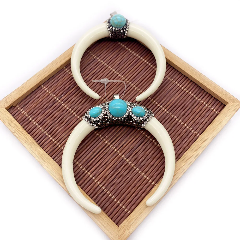 

Модный кулон из натуральной полированной смолы в форме полумесяца с инкрустацией из синего бирюзового стекла и кристаллов, с одним отверстием, для самостоятельного изготовления ожерелья и украшений