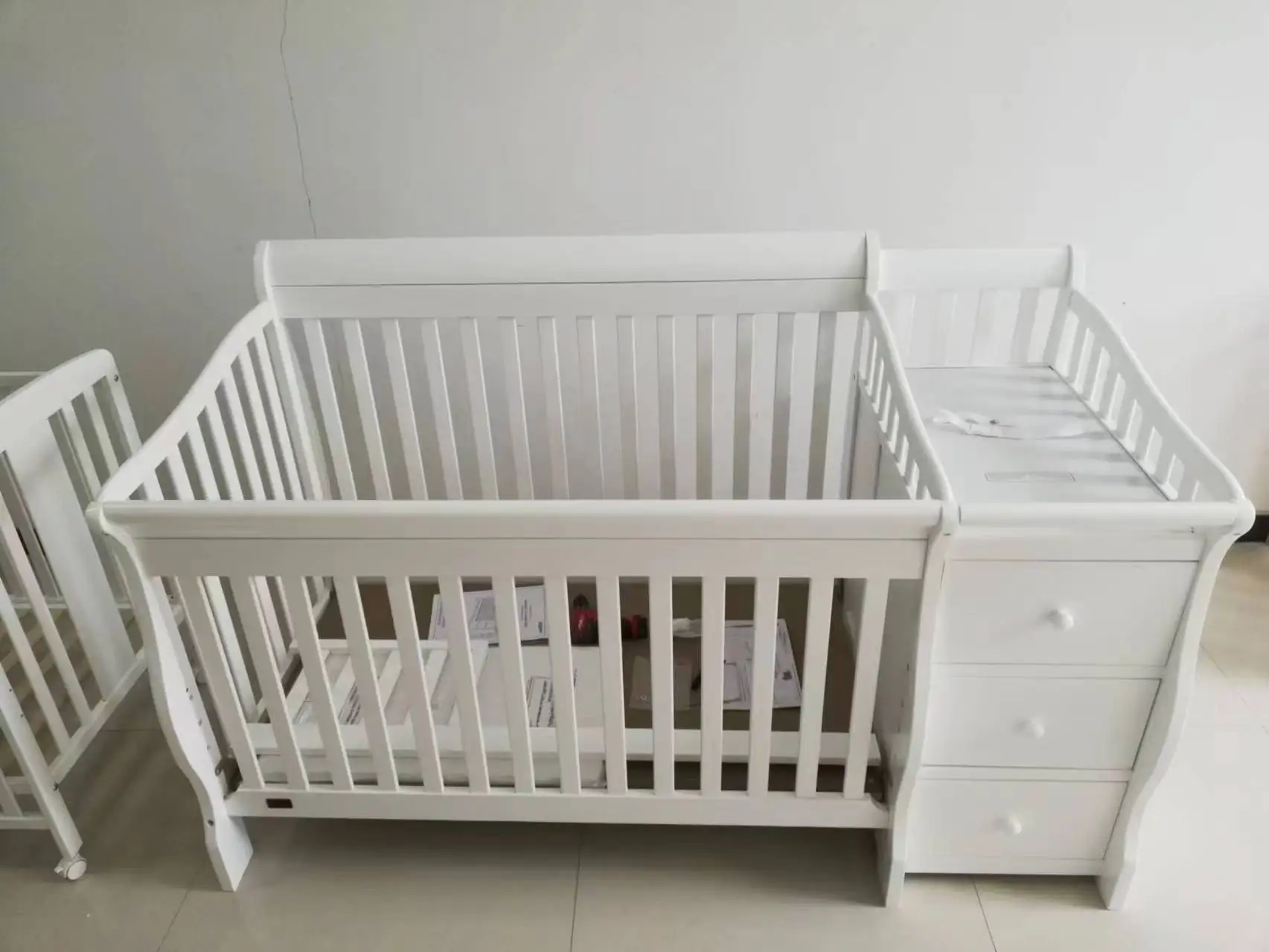 Tempat tidur bayi anak-anak, tempat tidur bayi dengan laci dan popok menggantung penyimpanan