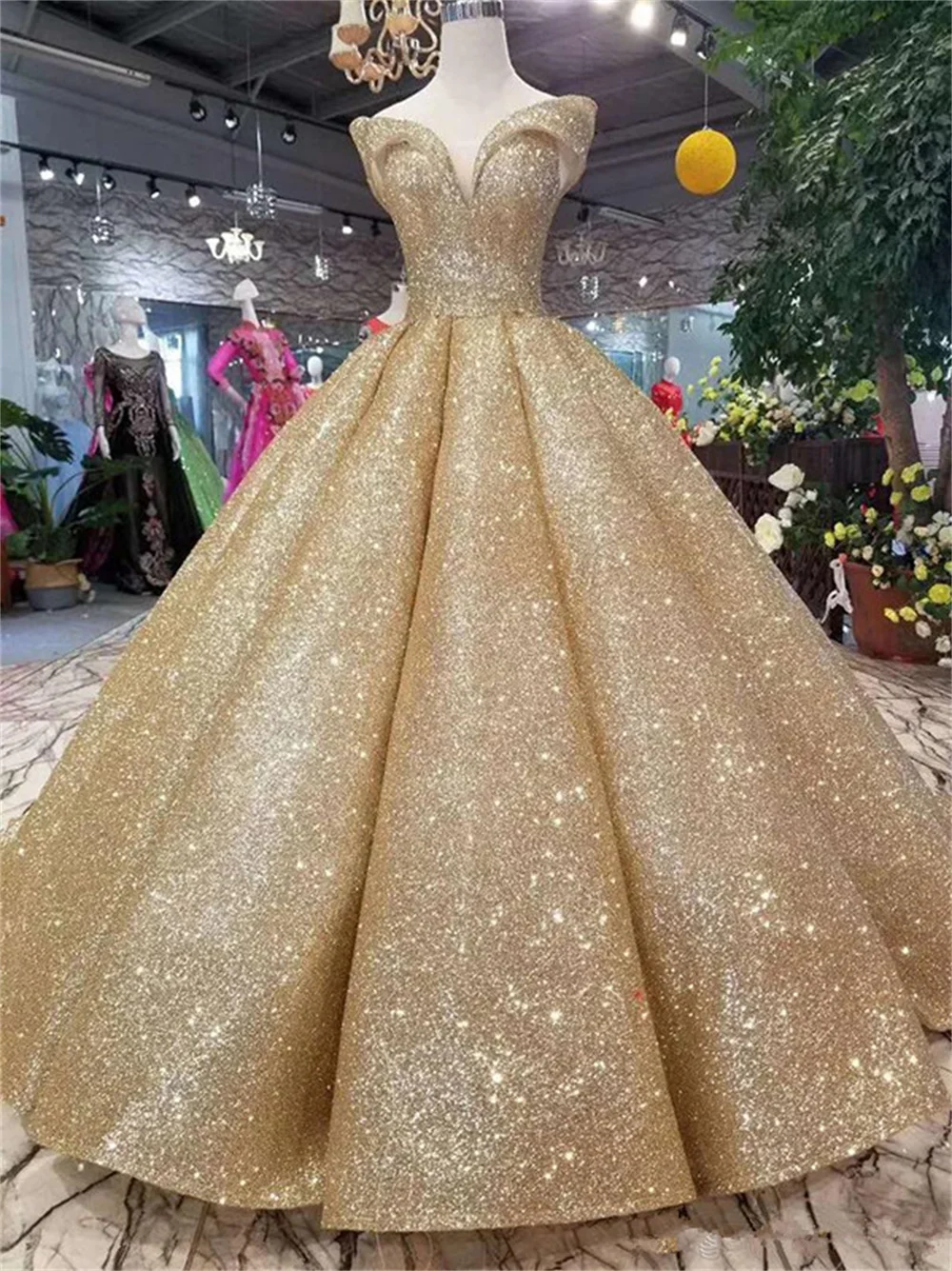 2023 New Long Bling Gold Prom Dress Elegant Sequins Ball Gown Off Shoulder Court Train Formal Evening Wear Party Robe De Soiree