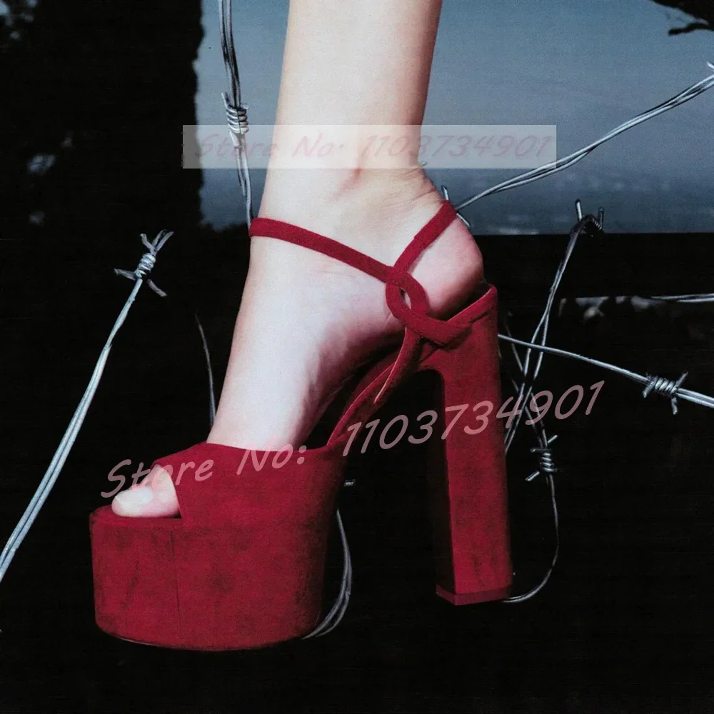 

Босоножки на платформе на массивном каблуке с ремешком на щиколотке. Женские элегантные туфли из флока с открытым носком на высоком каблуке. Женские вечерние сандалии большого размера с пряжкой.