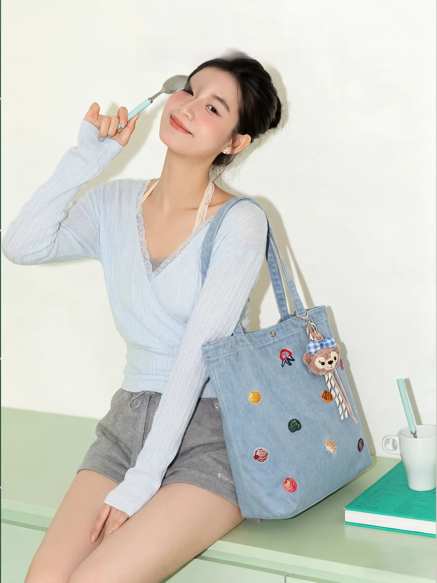 

Hand-Painted Large Capacity Canvas Shoulder Bag Women's Denim Embroidery Tote Bag Casual Style Magnetic Buckle Closure Soft