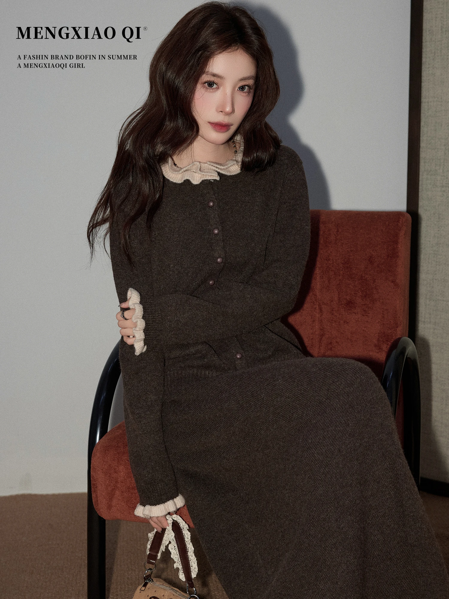 

Женский вязаный комплект Meng Xiaoqi: топ с круглым вырезом и кружевной отделкой и юбка. Модный универсальный комплект для осени и зимы.