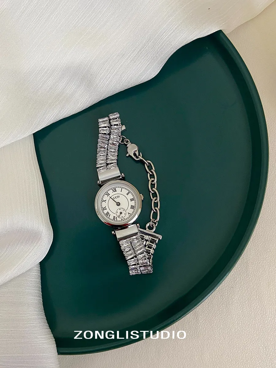 New Luxury, Stylish And Exquisite Watch For Women; A High-Fashion Chain-Strap Quartz Wristwatch, A Creative Gift For Women.