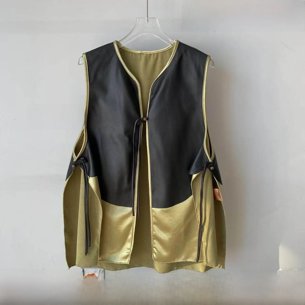 

Осень 2023, новинка Sle, женский модный кожаный жилет из овчины Svel, универсальная майка, круглая майка на молнии, хлопок...