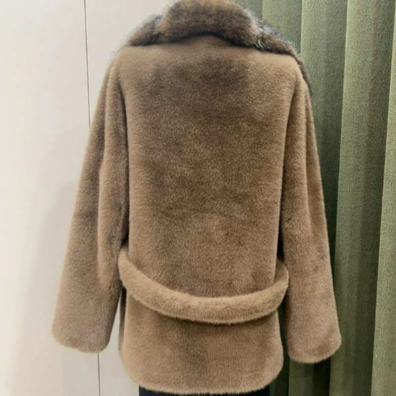 المرأة تقليد السمور دعوى طوق حزام ملابس خارجية دافئة 2026 الخريف/الشتاء نمط جديد موضة الفراء المتكاملة منتصف طول سترة