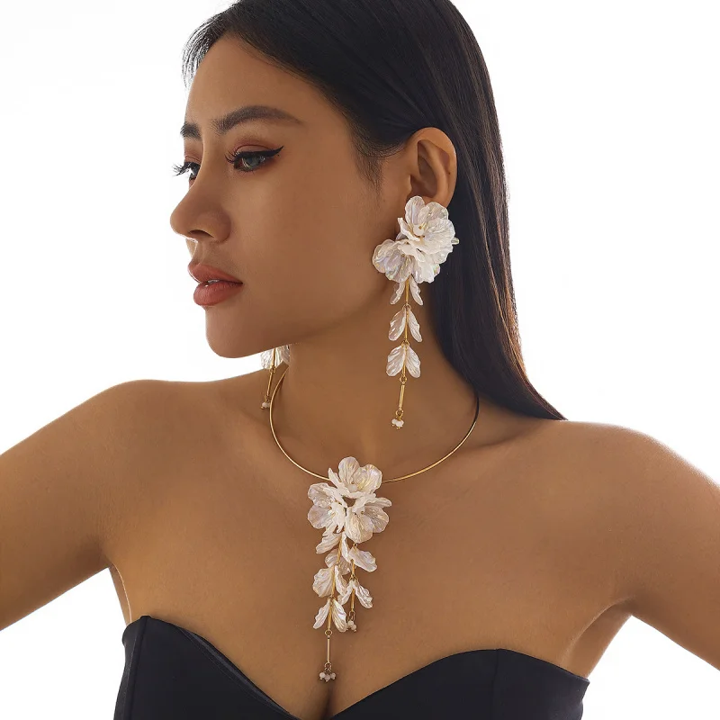 Fashionable Beautiful Iridescent Petal Flowers Tassel Choker Necklace