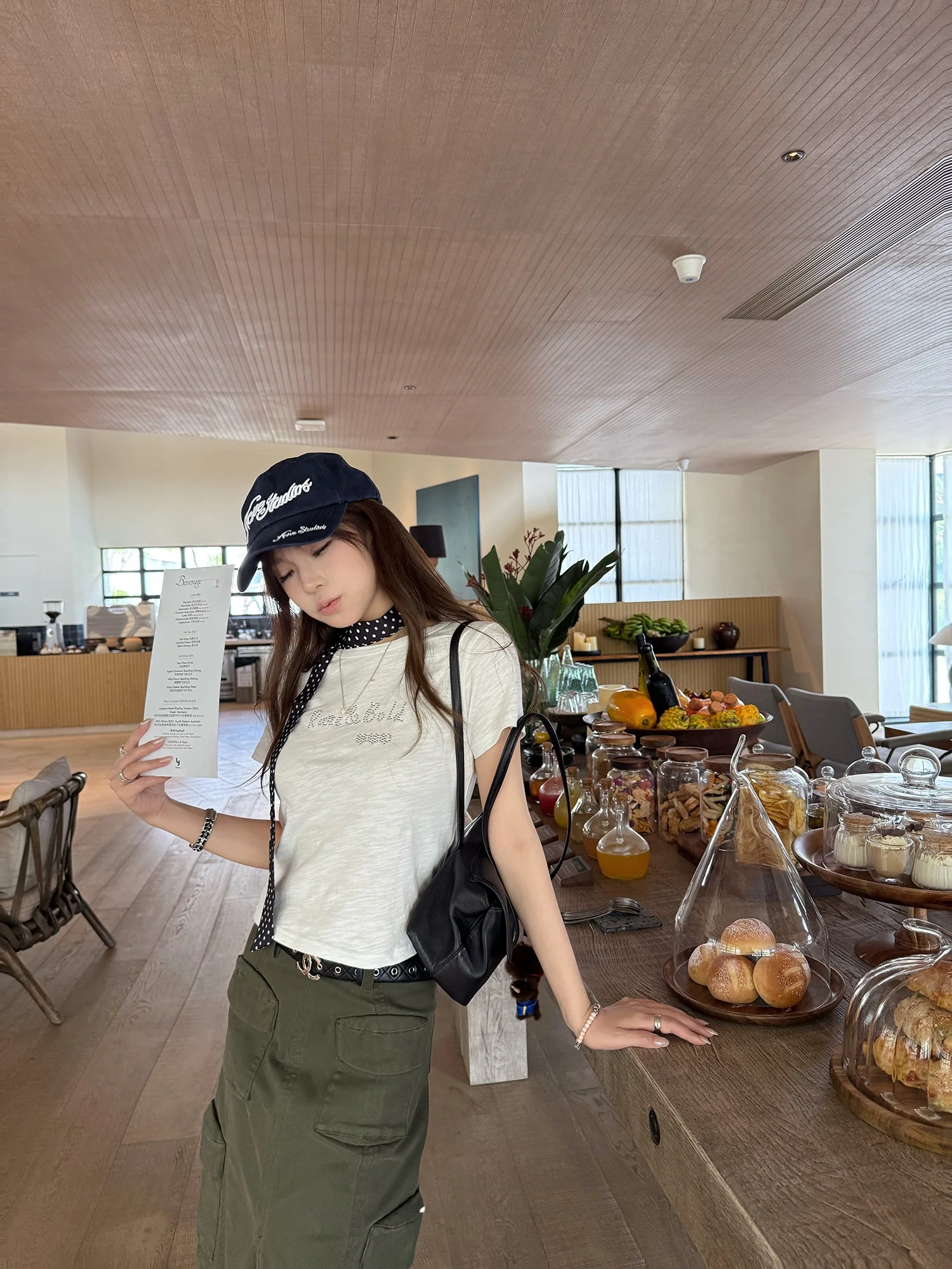 

Женская футболка FCY Studio Loose Weekend с коротким рукавом, белая, с буквами из страз, из бамбукового хлопка, приталенная, укороченная, в стиле Cleanfit