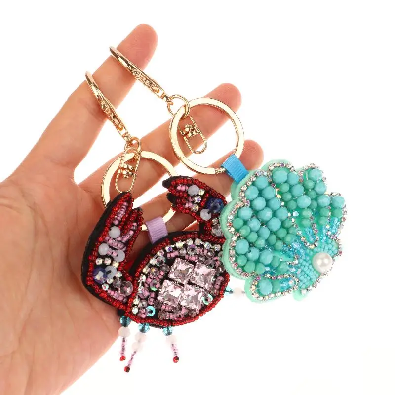 Handgenähter Taschenanhänger mit Strass-Krebs, Perlenanhänger, Krabbenmuscheln, Schildkröten, Hängeseil, Aufnäher, Applikation, Taschenband – Detail 7