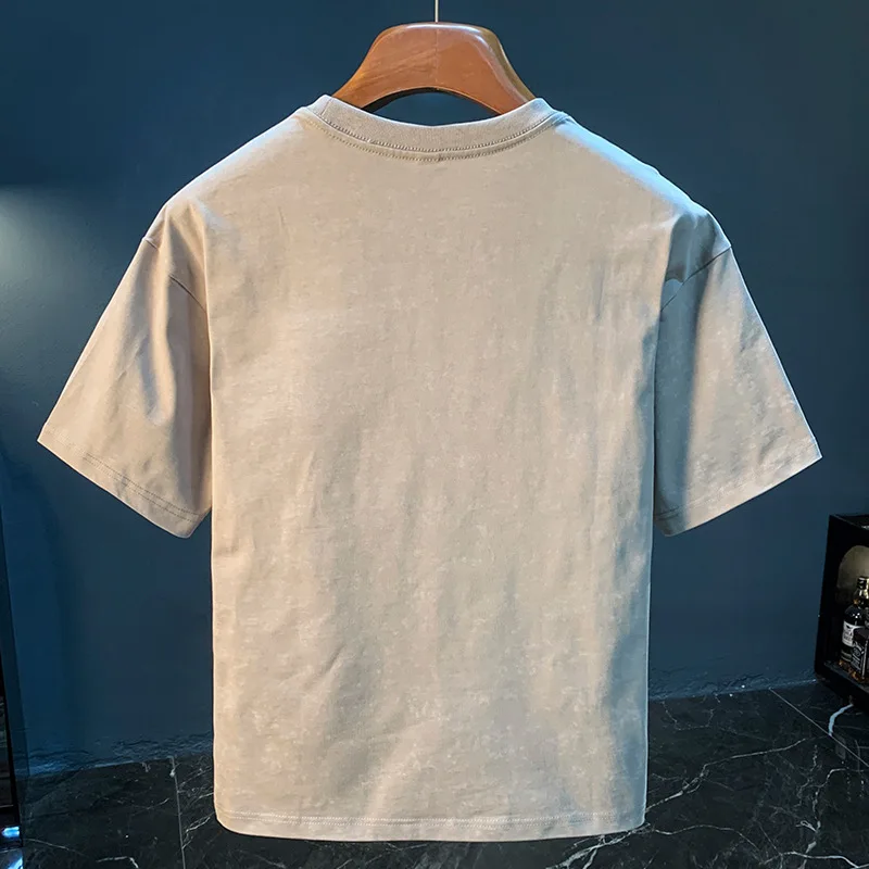 ملابس رجالية صيفية جديدة لعام 2025 مريحة تسمح بمرور الهواء بأكمام قصيرة مطبوعة عصرية بنصف كم للرجال