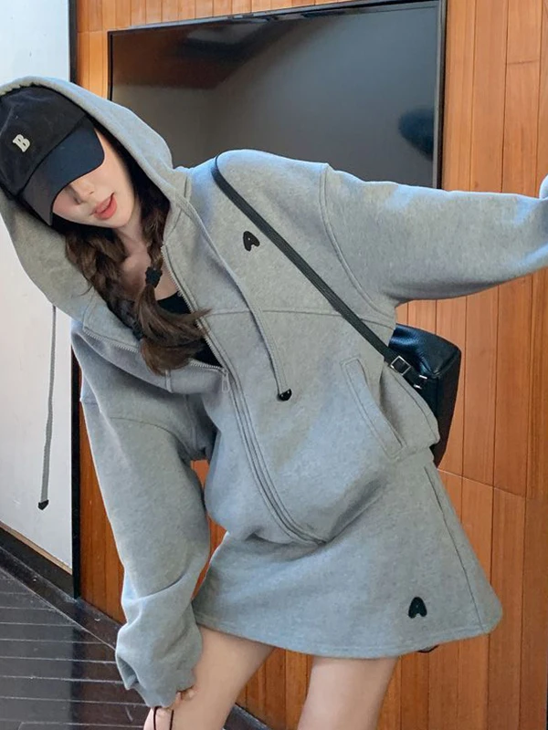 

Комплект из двух предметов: повседневное худи и короткая юбка больших размеров (до 300 фунтов), женский, для ранней осени, в корейском стиле, свободного кроя, с эффектом омоложения.