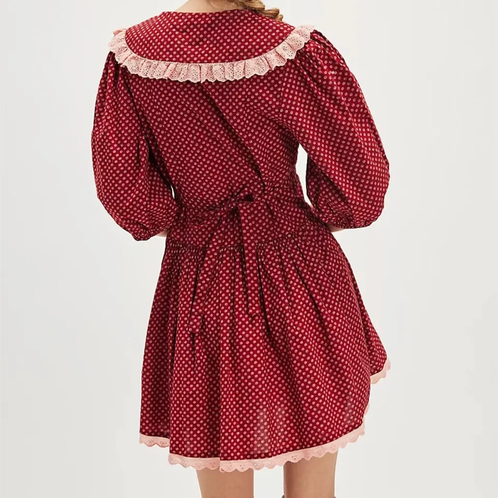 2025 Retro empalmado encaje flor roja estampado de tótem cuello Peter Pan media manga Mini vestido mujeres cintura baja vestidos plisados fruncidos