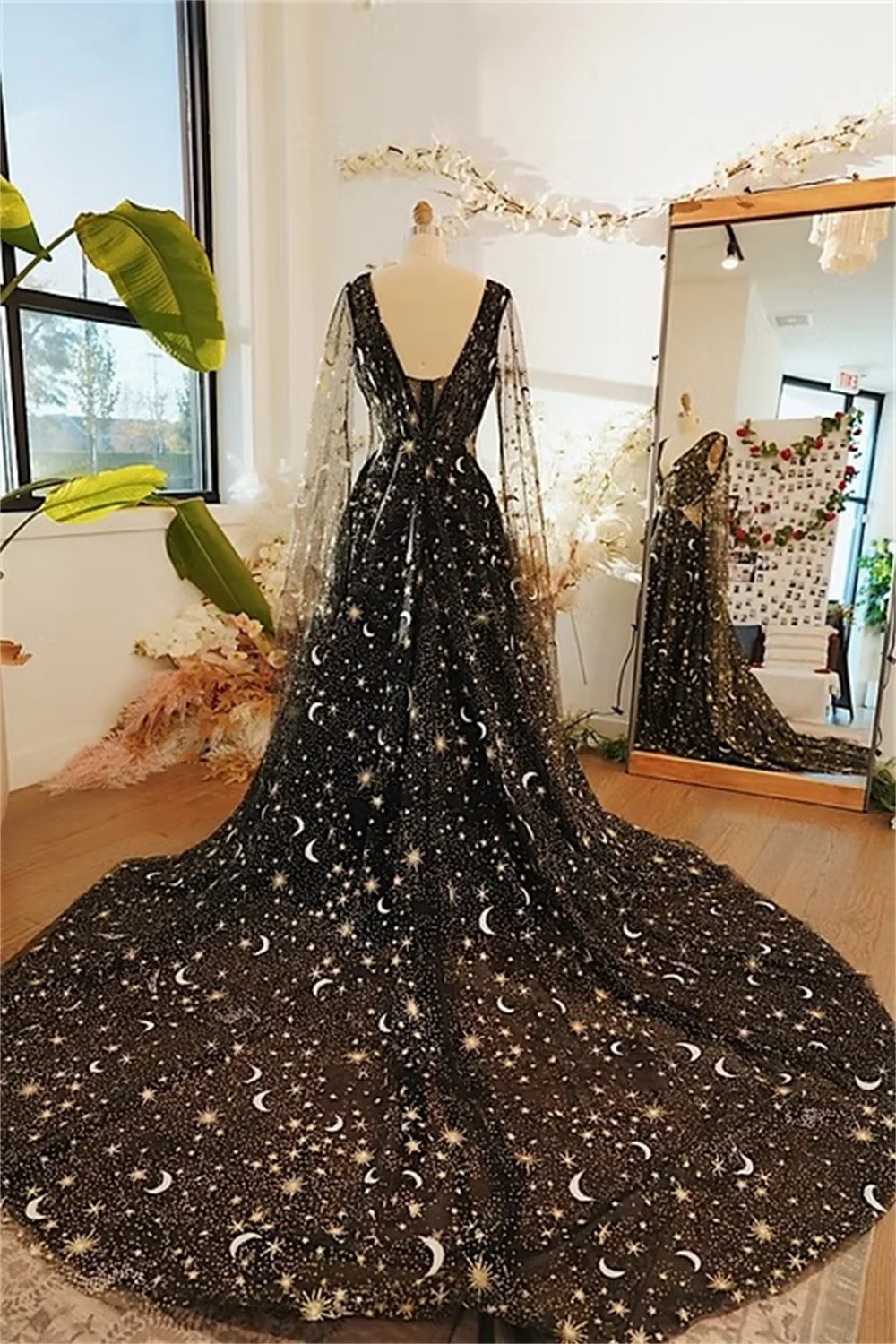 Tokyo Maßgeschneiderte schwarze Brautkleider mit V-Ausschnitt, langärmelig, rückenfrei, A-Linie, Brautkleider, Hofschleppe, elegante Brautkleider