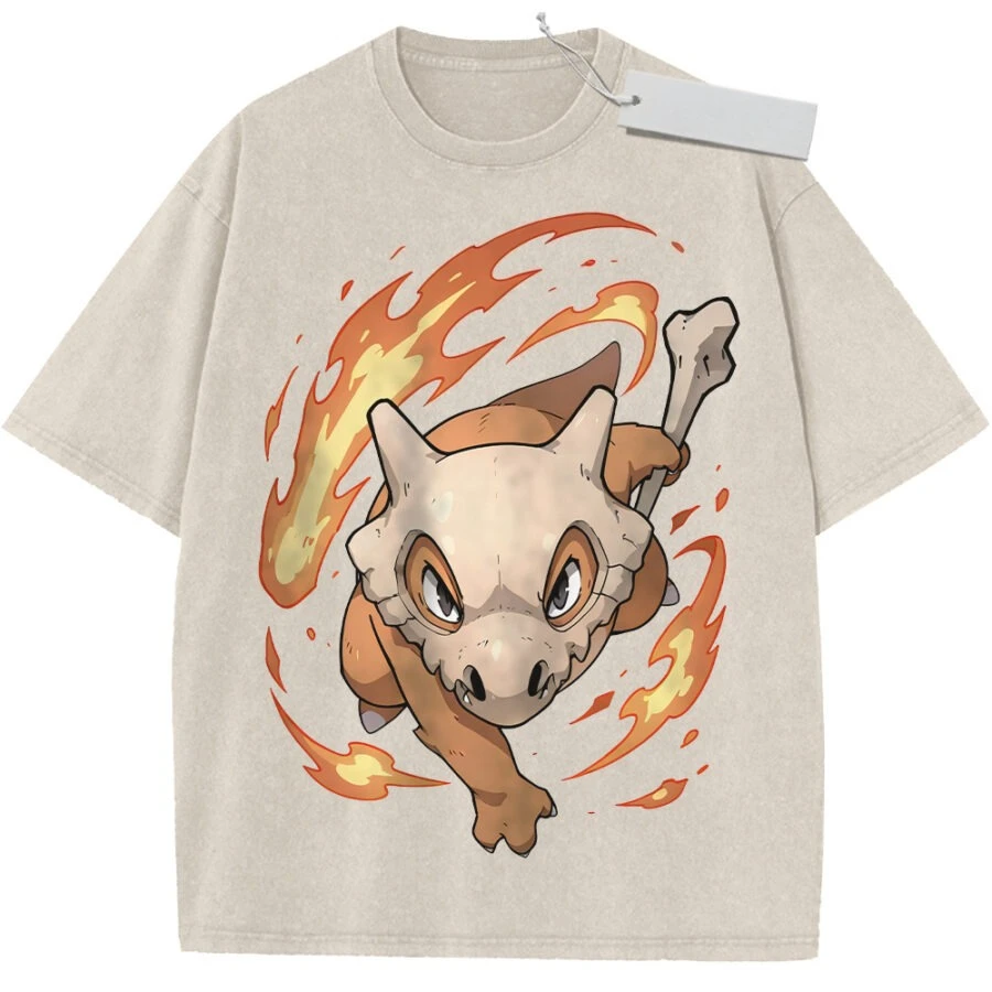Vintage Washed Pokémon Cubone T-Shirt mit braunem Knochenflammen-Grafikdruck, Oversized Streetwear Tee für lässige, alltägliche Otaku-Campus-Outfits. ​
