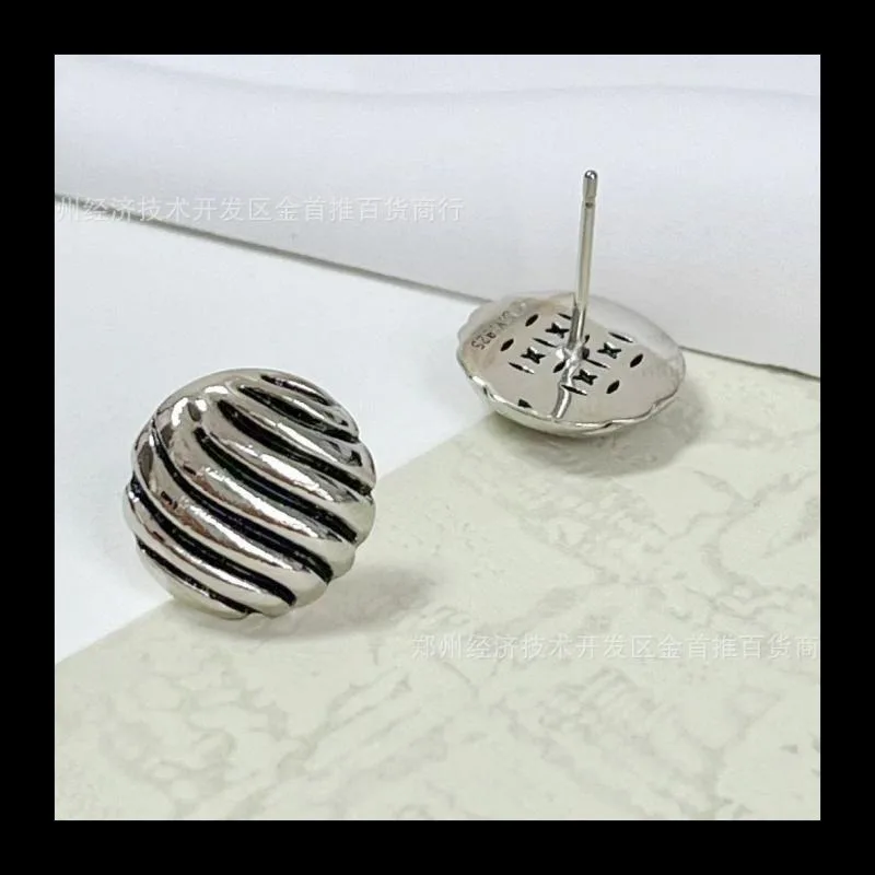 

Винтажные круглые серьги-гвоздики в стиле поп-арт DE62