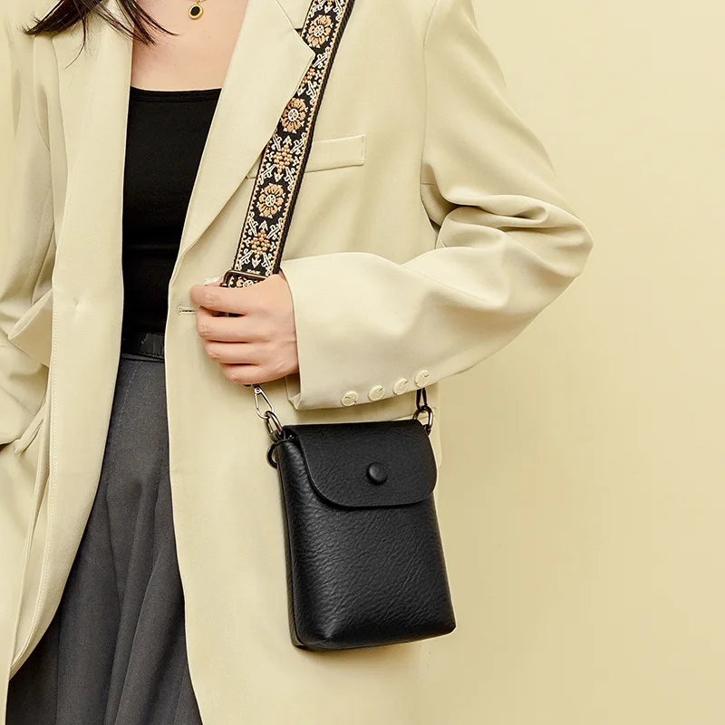 

2025 New Popular Women's Bag Shoulder Bag Korean Version Simple Zero Wallet Crossbody Vertical Phone Bag Large Capacity Hot New